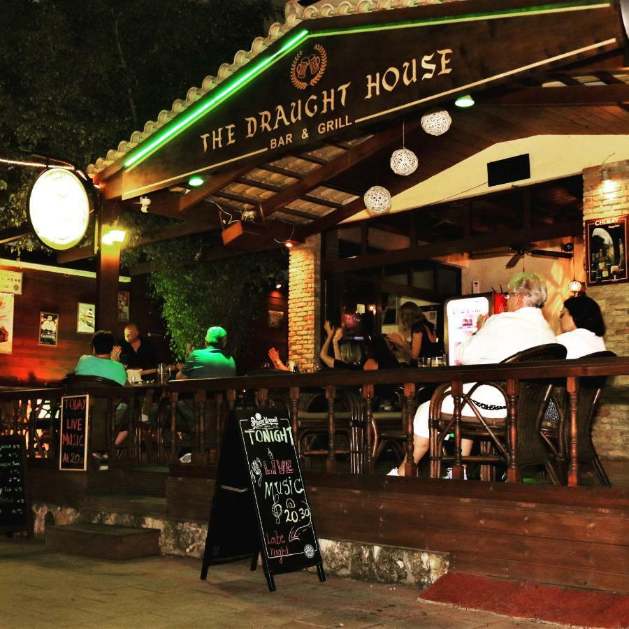 The Draught House Pub-Inn Малиа Экстерьер фото